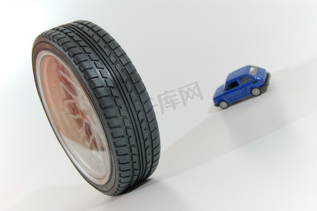 比例摄影照片_汽车玩具与轮胎比例