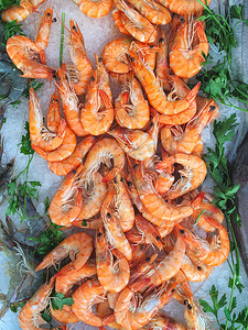 小摊位摄影照片_普罗旺斯市场的海鲜摊位以生虎虾和即食虾和小龙虾为特色