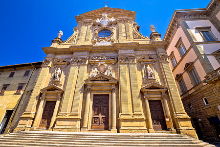 佛罗伦萨街景中的圣米歇尔德利安蒂诺里教堂