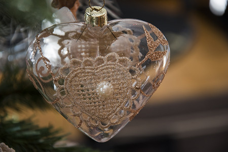 挂在圣诞树上的心形装饰品。