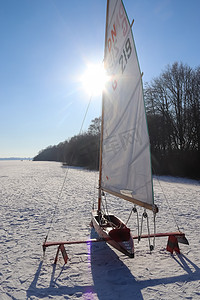 冰船赛跑者准备在结冰的湖面上骑行。