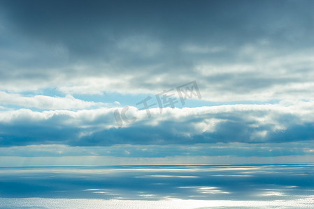 背景景色摄影照片_雄伟的天空和大海，地平线和蓝云的景色