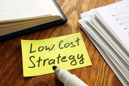 低成本战略标志和一叠文件。