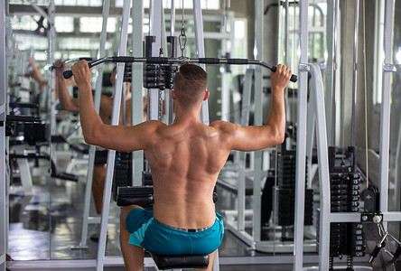 运动、健身、生活方式和人的概念-一群男人在健身房用哑铃锻炼肌肉
