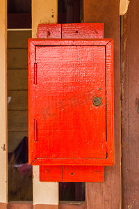 墙上的红色木邮筒