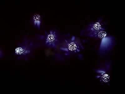 深紫光感摄影照片_小装饰发光球花环，紫光，夜间