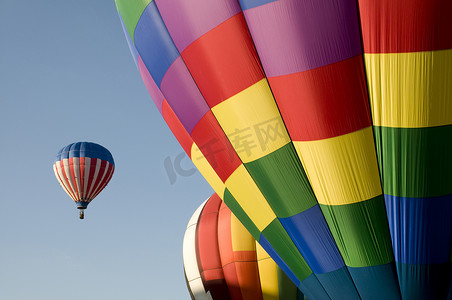 五颜六色的热气球升空