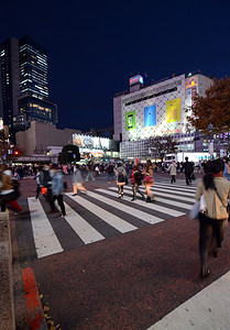 日本东京 — 2013 年 11 月 28 日：涩谷著名十字路口的行人