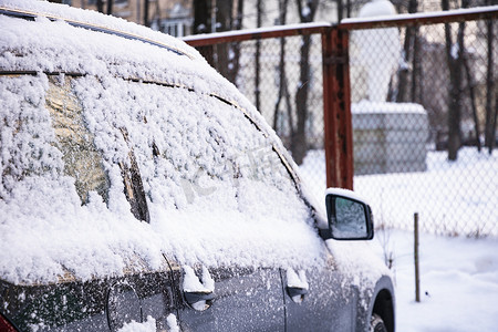 塔塔汽车摄影照片_白雪覆盖的停车场车流。