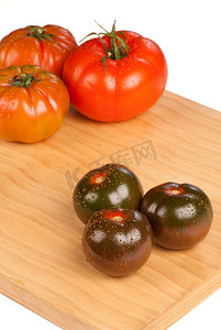红色和绿色的西红柿