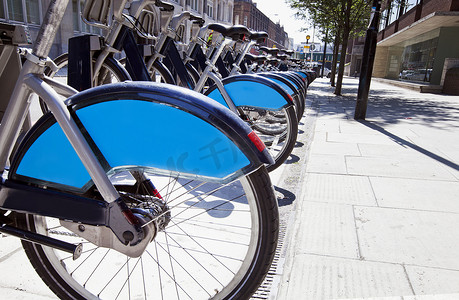 排成一排的公共出租自行车，伦敦，英国