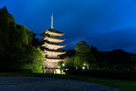 琉璃光寺塔在晚上