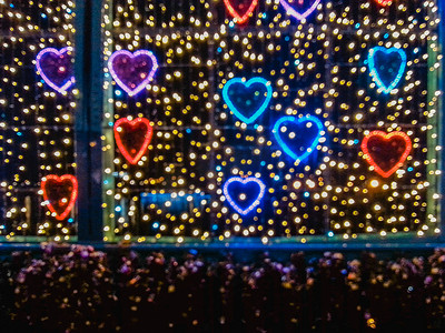 爱情装饰摄影照片_弗罗茨瓦夫桥上夜间色彩缤纷的爱情装饰失焦