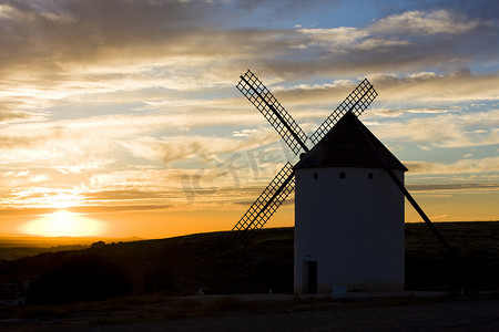 日落时的风车，Campo de Criptana，卡斯蒂利亚-拉曼恰，西班牙