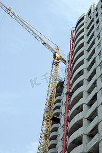 天空背景下的建筑塔式起重机