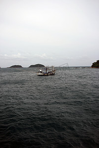 捕虾摄影照片_捕虾船
