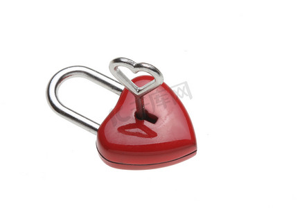 信物摄影照片_微小的心形锁，挂锁，作为爱心锁，带钥匙和心形手柄