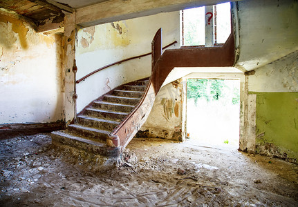 废弃楼梯摄影照片_在一个废弃的房子里的旧楼梯
