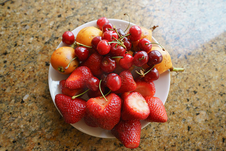 盘子里的草莓和野樱桃