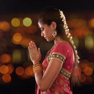 印度女性祈祷