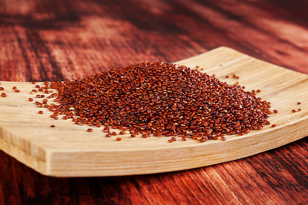 木桌上的红藜麦种子。