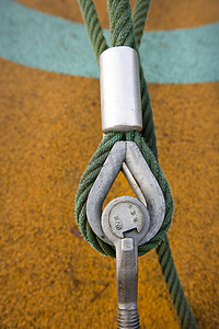 吊环螺栓将电缆固定到地面