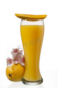 芒果汁玻璃杯，上面放着一片芒果