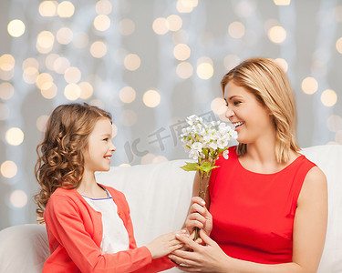 快乐的小女儿给妈妈送花