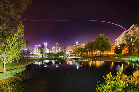 从马歇尔公园看夏洛特天际线的夜景