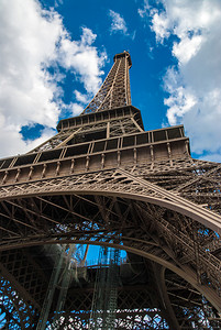 法国埃菲尔摄影照片_从埃菲尔铁塔游览埃菲尔蓝天 cl 下方的向上视图