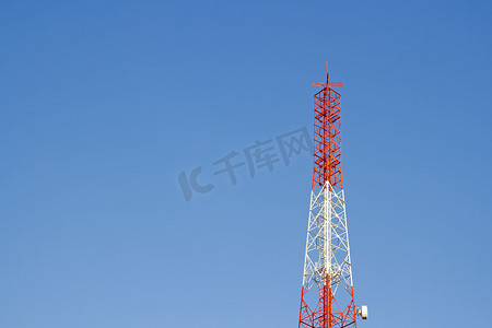 手机网络信号摄影照片_与蓝色的手机通讯塔传输信号
