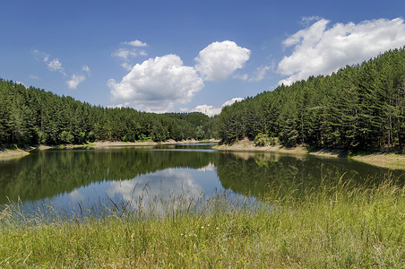 平面水景观摄影照片_美丽的普拉纳山的小水坝或水库