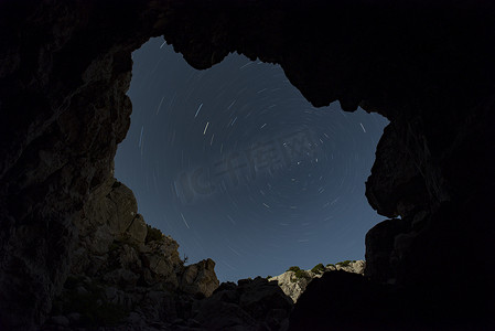 星星灯笼摄影照片_洞穴中的天空星星
