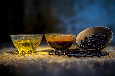 由一些红豆或芸豆绿豆和一些绿茶组成的黑色光泽表面上的家庭毛孔补救措施。