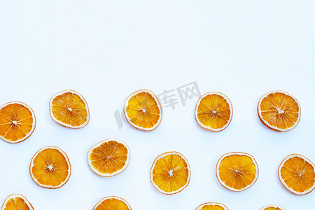 白色背景上的干橙片。