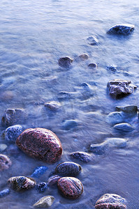 岩石在水中