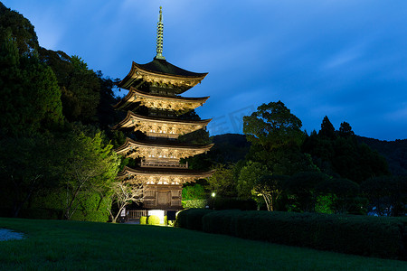 日本琉璃光寺宝塔
