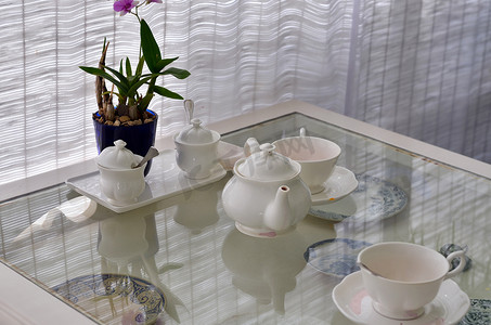 陶瓷器皿摄影照片_有在餐馆装饰的花的陶瓷器物