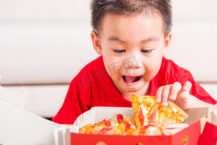 吃东西的小孩摄影照片_小孩喜欢拿着送货比萨意大利辣香肠、奶酪