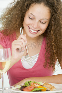 女人吃饭，进餐时间喝一杯酒