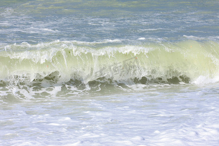 法国诺曼底海岸的波浪和浪花