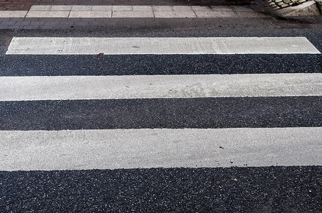 欧洲一条道路上涂成白色的人行斑马线。