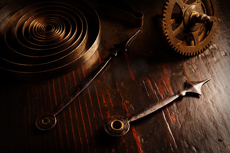 老式复古手表机制齿轮和时钟指针背景。