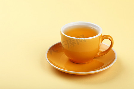 茶托上的黄色绿乌龙茶杯