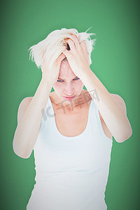 悲伤的金发女人头部疼痛的合成图像