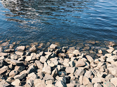 凉爽摄影照片_河滩与凉爽的石头