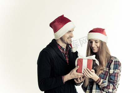 男人给女人送圣诞礼盒