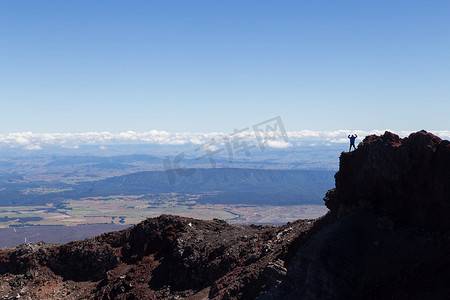 登山徒步的人摄影照片_Ngauruhoe 火山口边缘的人