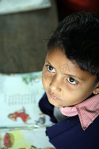 西孟加拉邦 Kumrokhali 学校男学生的画像