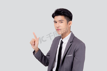 画像年轻的亚洲商人指点和展示孤立在白色背景、广告和营销、执行和经理、男性自信展示成功、表达和情感。